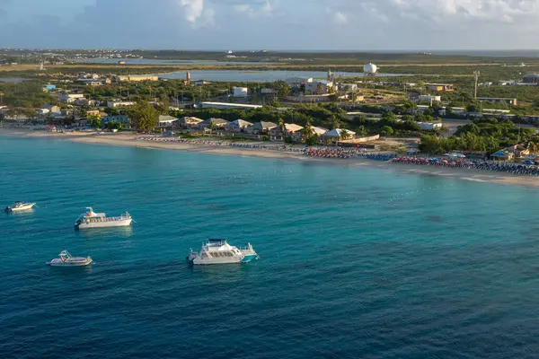 Şafak vakti Grand Turk 'e Gezi Gemisi ile varırken Vali' nin Sahili 'nin muhteşem su renkleri, Turks ve Caicos manzarasıyla teşhir edildi.