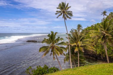 Lotofaga yakınlarındaki adanın güney kıyısında Samoa 'nın inanılmaz kıyı şeridine maruz kalmışlar.