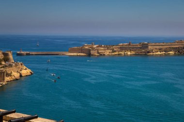 Valletta 'da deniz kıyısında yapılan teşhir, güzel deniz rengini ve tipik yapıyı gösteriyor, Malta.