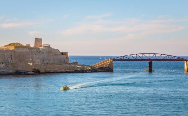 Valletta 'da deniz kıyısında yapılan teşhir, güzel deniz rengini ve tipik yapıyı gösteriyor, Malta.