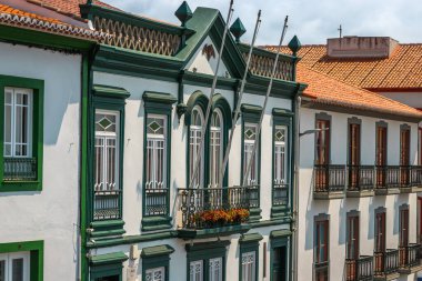 Angra 'nın, şehrin eski kesiminde bulunan şehir plajı ve marinası yakınlarındaki eski ve parlak renkli evleri Heroismo' ya teşhir etmesi. Azores, Portekiz