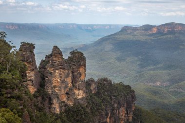 Mavi Dağlar Ulusal Parkı 'nın Katoomba Bölgesi, Echo Point Gözcüleri' nden alınan gün, Jamison Vadisi 'nin çarpıcı manzarası ve ikonik Üç Kız Kardeş, Mavi Dağlar, NSW, Avustralya