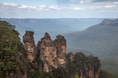 Mavi Dağlar Ulusal Parkı 'nın Katoomba Bölgesi, Echo Point Gözcüleri' nden alınan gün, Jamison Vadisi 'nin çarpıcı manzarası ve ikonik Üç Kız Kardeş, Mavi Dağlar, NSW, Avustralya