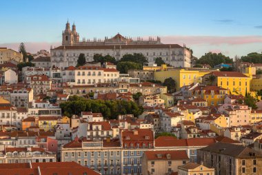 Portekiz, Tagus nehrinden yola çıktıktan sonra Lizbon 'daki Alfama Mahallesi' nin gemi terminalindeki bir yolcu gemisinden panoramik temas yapıldı.