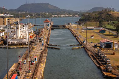 Panama Körfezi, Pasifik Okyanusu 'ndan hemen önce Panama Körfezi' ndeki Miraflores Kilitleri 'nin Panama Şehri' ne varıp Amerika Köprüsü 'nün altından geçmeden önce bir yolcu gemisinde görüldü.