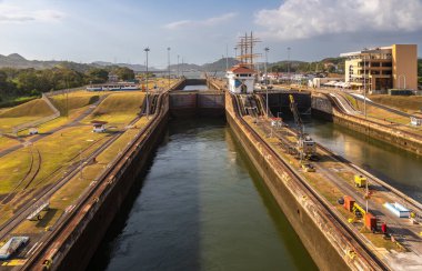 Panama Körfezi, Pasifik Okyanusu 'ndan hemen önce Panama Körfezi' ndeki Miraflores Kilitleri 'nin Panama Şehri' ne varıp Amerika Köprüsü 'nün altından geçmeden önce bir yolcu gemisinde görüldü.