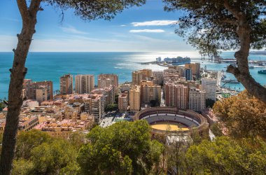 Malaga şehrinin Gibralfaro Mirador 'undan görüntü alınmıştır.