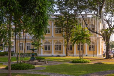 George Town, Penang, Malezya 'daki tarihi sömürge binaları sabah sıcacık ışıklarıyla yıkandılar. Canlı bir sokak manzarası miras ve şehir kültürünü yansıtıyor.