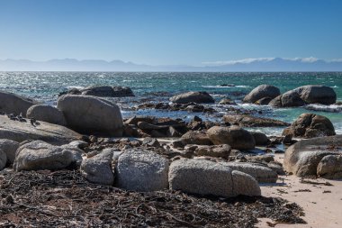 Boulders Sahili, nam-ı diğer Boulders Körfezi. Penguenlerin görülebildiği tek Afrika plajı olduğu için popüler bir yer..