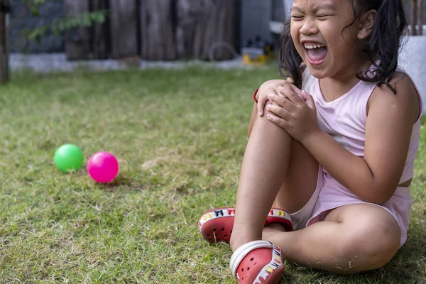 Азиатский Ребенок Получил Травму Ноги Ноги После Падения Травяное Поле Лицензионные Стоковые Изображения