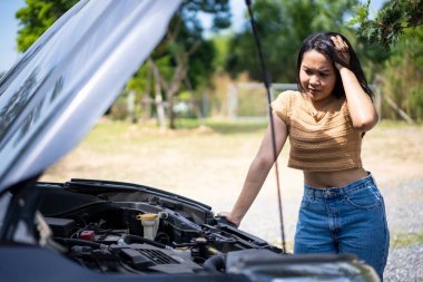 Sokakta arabası bozulmuş endişeli genç bir kadın..