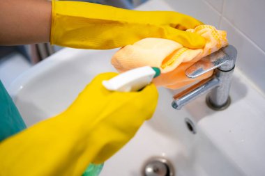 Kadın temizleme musluğunun bir parçası. Genç kız temizlikçi, temizlikçi, ev işleri ya da ev işleri.