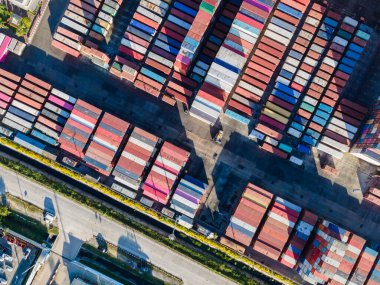Konteynır kargo gemisi limanda yükleniyor, nakliye ithalat ve konteyner gemisi ile iş lojistiği, Aerial view.