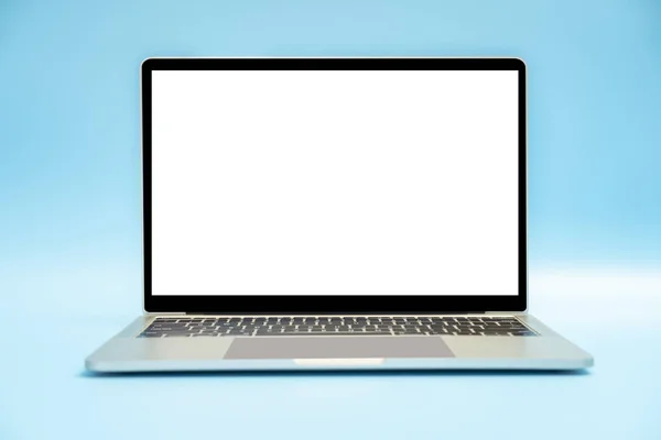 Laptop Białym Czystym Ekranem Jasnoniebieskim Tle Obrazek Stockowy