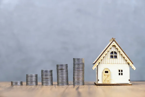 Pilha Moeda Dinheiro Crescer Com Casa Pequena Economizando Dinheiro Para — Fotografia de Stock
