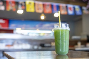 El ele tutuşmak ferahlatıcı yeşil çay Japon restoranının arka planında.