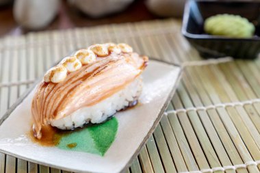 Beyaz arkaplanda renkli blok yapbozu