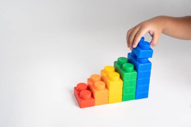 Çocuk eli renkli plastik yapı taşı oyuncağını