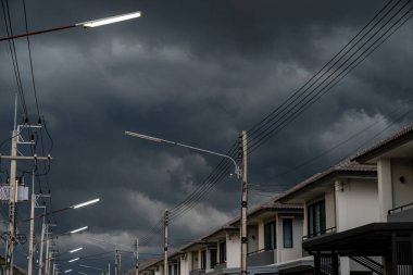 Yağmur bulutları, şehirde sağanak yağmurdan önce