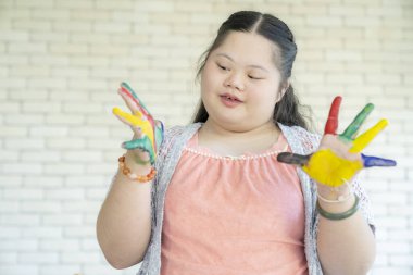 Elle resim, eğitim konsepti ve sanat okuluyla öğrenen mutlu kız çocuğu..