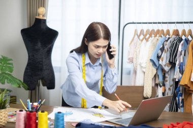 Küçük bir dükkanın sahibi, Terzi..