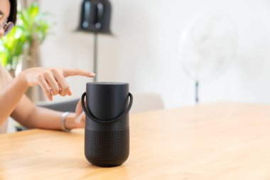 Ev modern teknoloji konsepti, masadaki akıllı taşınabilir kablosuz hoparlör.