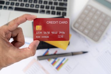 Hesap makineli kredi kartı, aylık harcamalar hesaplanıyor.