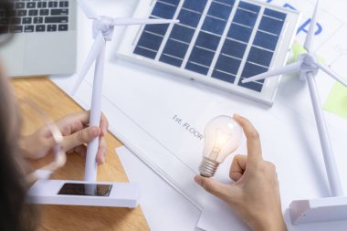 Güneş enerjisi paneli ve ampul, yeşil enerji kavramı