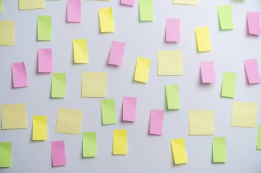 Duvara boş yapışkan kağıt not yazmaya hazır.