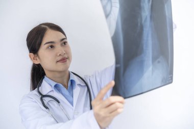 Röntgenli kadın doktor.
