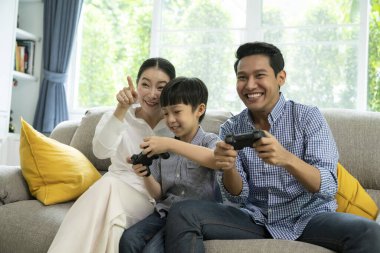 Teknoloji aile yaşamını eğlendirmek, oyun oynamak eğlenceli ve heyecanlı, evde zaferi birlikte kutlamak.