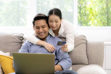 couple use credit card online shopping