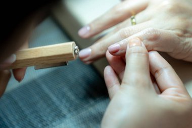 Manikür manikür, güzellik salonunda jöle ile ojeli manikür yapar..