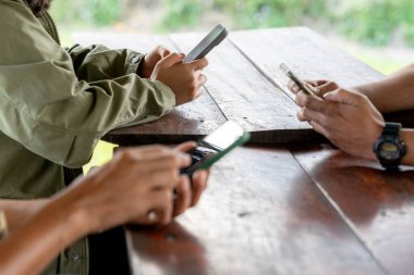 Herkes kendi cep telefonunu kullanıyor.