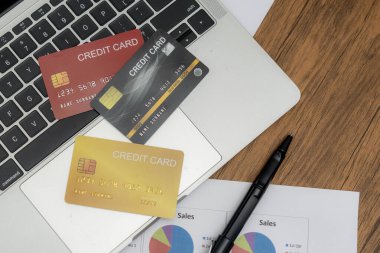Kredi kartı ve bilgisayar bilgisayarı çalışma masasında.
