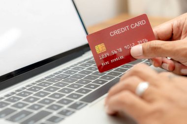 Kredi kartı ödemesi yapan bir adam..