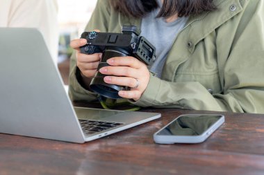 Kadın dijital kamerada resim kontrol ediyor