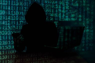 Bilgisayar korsanı bir laptoptan veri çalıyor