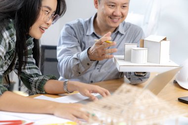 Ofiste çalışan iki genç mimar..