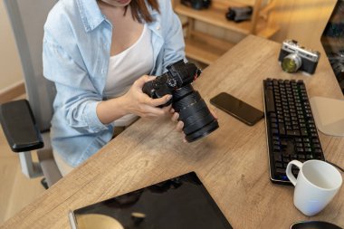 Stüdyoda çalışan fotoğrafçı.