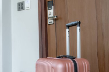 Otel odasının önünde bir valiz var..