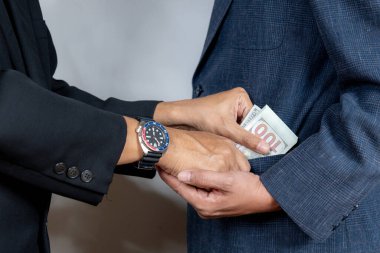 Rüşveti reddeden genç bir işadamı, iş hayatında dürüstlüğü ve etik davranışı sembolize ediyor.