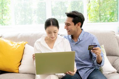 Modern yaşam tarzı, genç bir çift online alışveriş yapıyor. Kredi kartıyla, birlikte vakit geçiriyorlar..