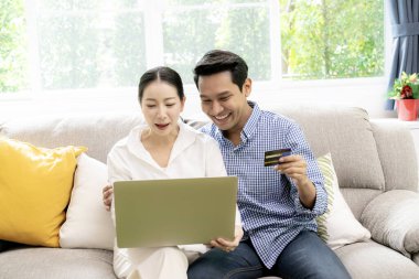 Modern yaşam tarzı, genç bir çift online alışveriş yapıyor. Kredi kartıyla, birlikte vakit geçiriyorlar..