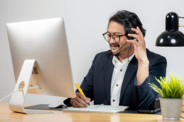 Modern ofis ortamında kulaklıkla sanal toplantıya katılan kendinden emin genç profesyonel
