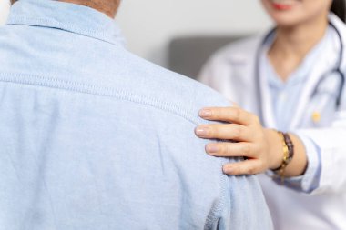 Şefkatli doktor hastaların omzuna elini koyuyor. Duygusal destek ve cesaret veriyor..