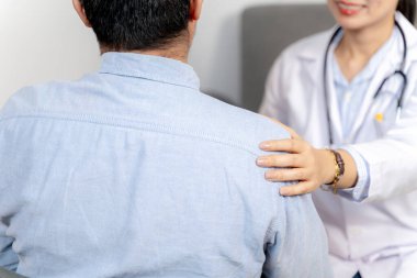 Şefkatli doktor hastaların omzuna elini koyuyor. Duygusal destek ve cesaret veriyor..