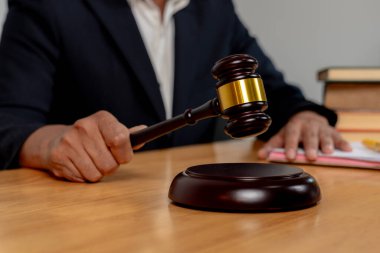 İş karar verme sürecinde hukuki otoriteyi sembolize eden tokmakla hakimlere seçici odaklanma.