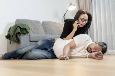 Sıkıntılı bir kadın acil bir telefon görüşmesi yapıyor. Kocası ağır göğüs ağrısı çekiyor. Acil tıbbi müdahale ve aile krizini anlatıyor..