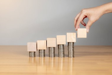 Madeni para yığınları merdiven gibi dizilmiş mali büyüme ve yatırım başarısını sembolize ediyor..